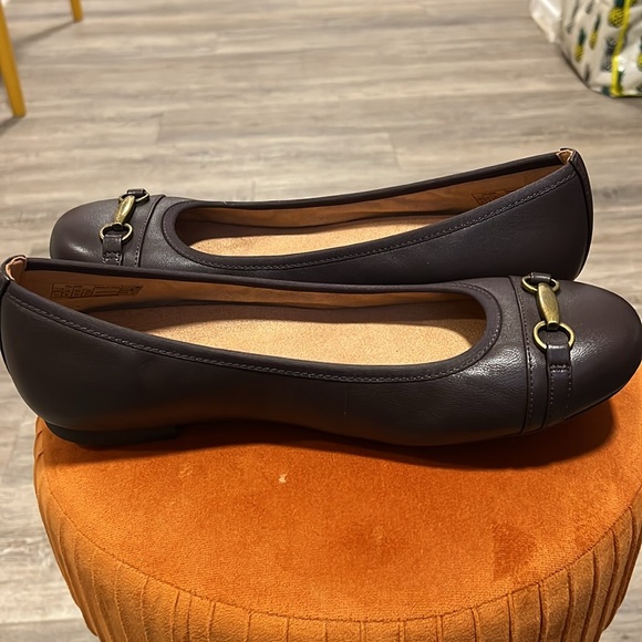 Vionic Delanie Flats - Picture 7 of 11